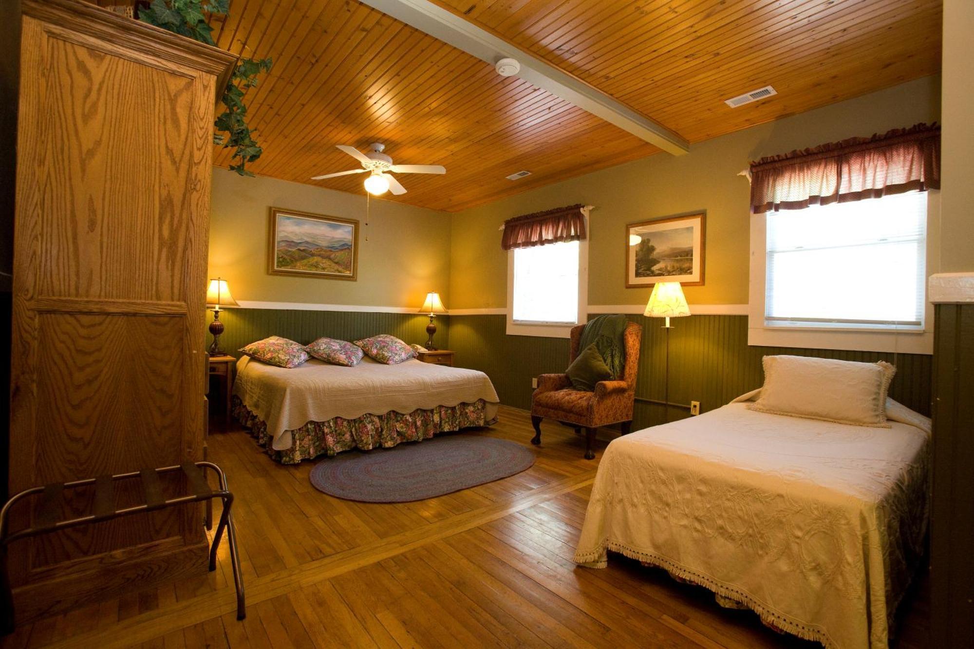 Highland Lake Inn & Resort - Flat Rock Εξωτερικό φωτογραφία